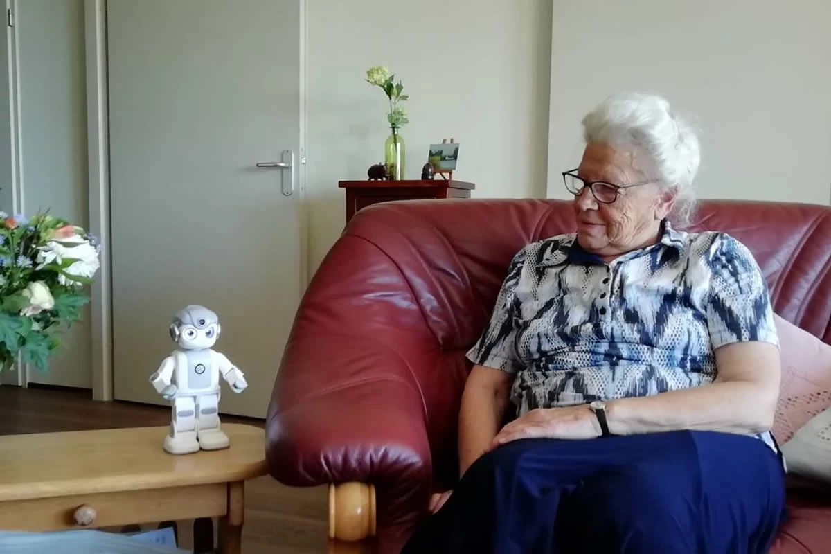 Robot Maatje voor oudere eenzame mensen thuisRobot-Maatje-voor-oudere-eenzame-mensen-thuis.webp